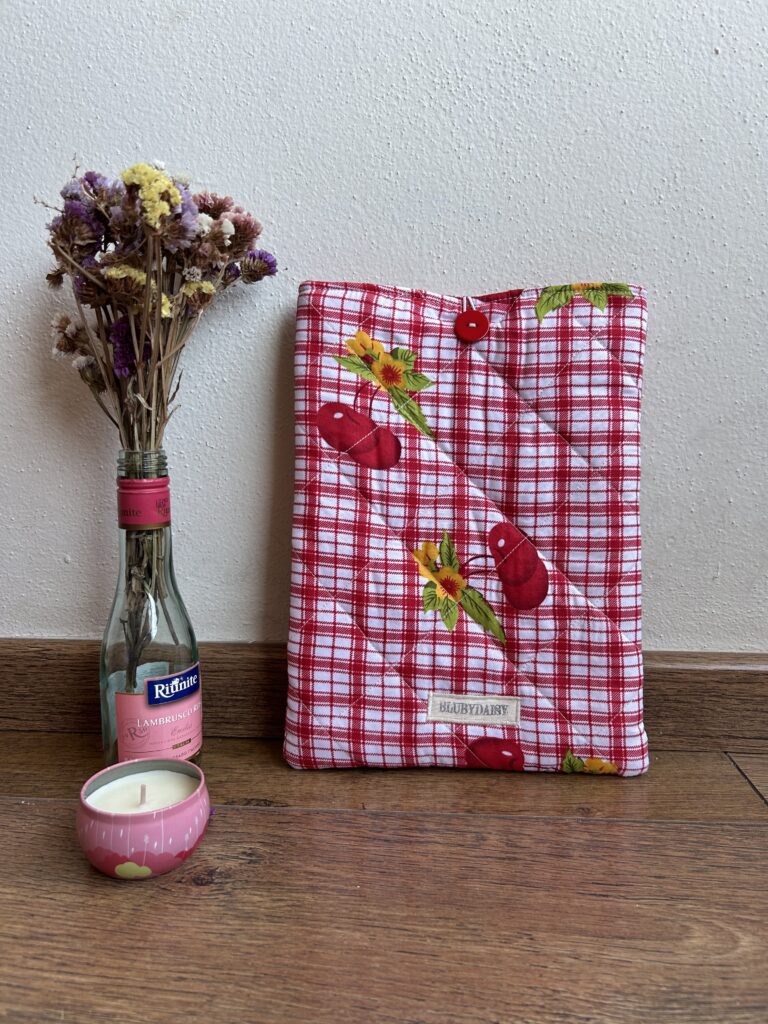 FUNDA PARA IPAD CUADROS CON CEREZAS