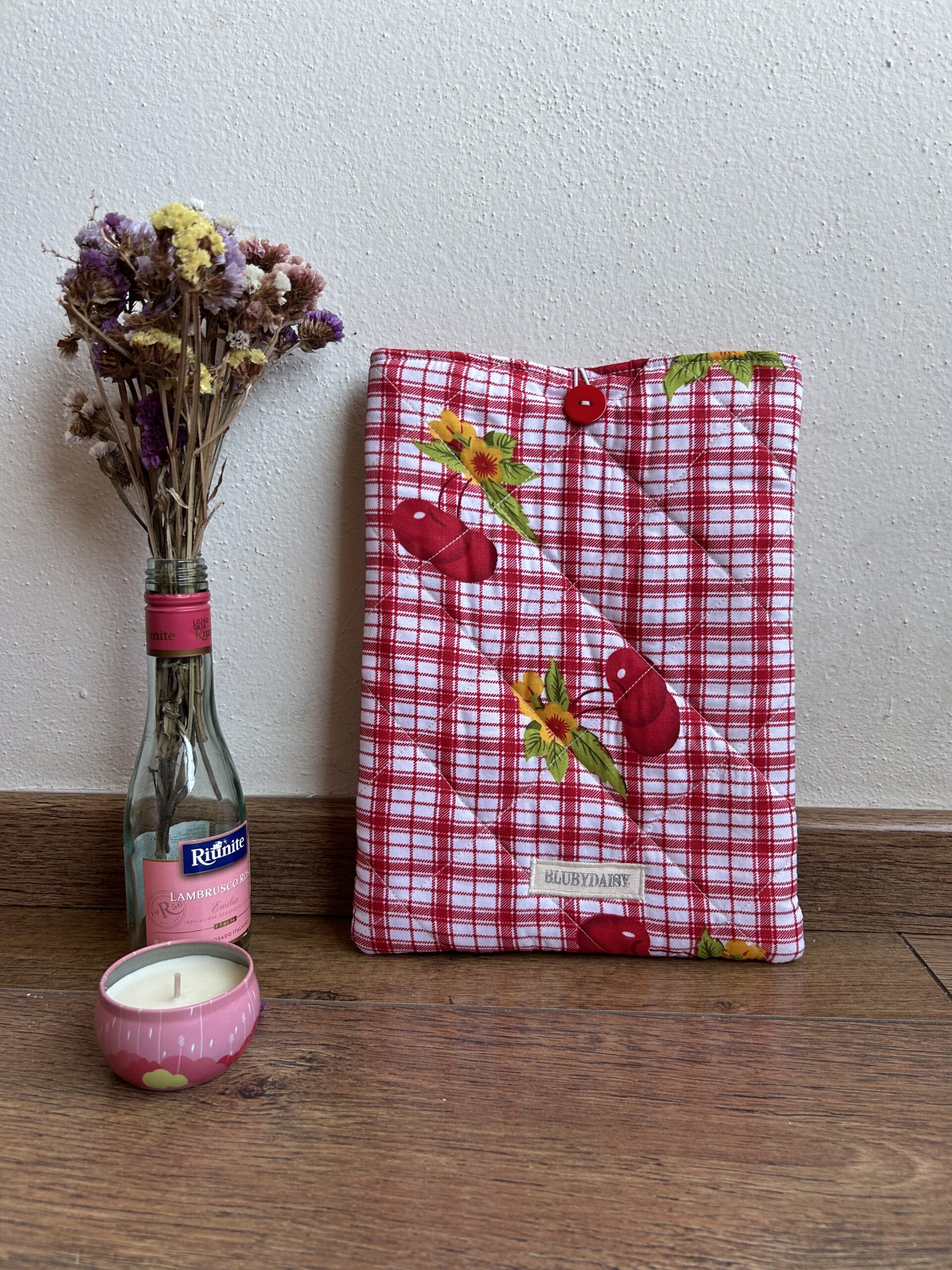 FUNDA PARA IPAD CUADROS CON CEREZAS scaled