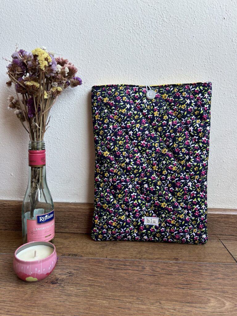 FUNDA PARA IPAD FLORAL AZUL MARINO + AMARILLO