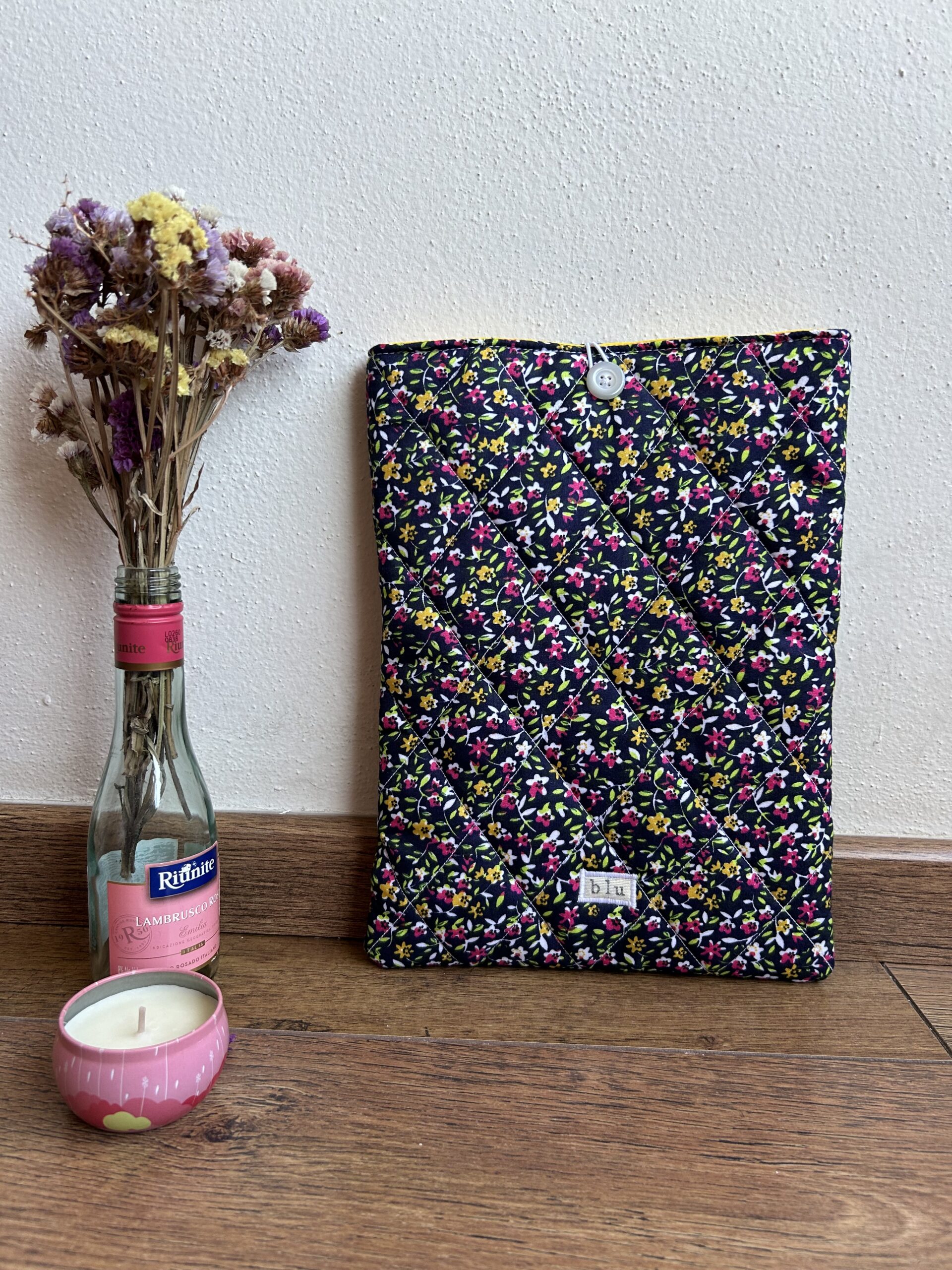 FUNDA PARA IPAD FLORAL AZUL MARINO AMARILLO scaled