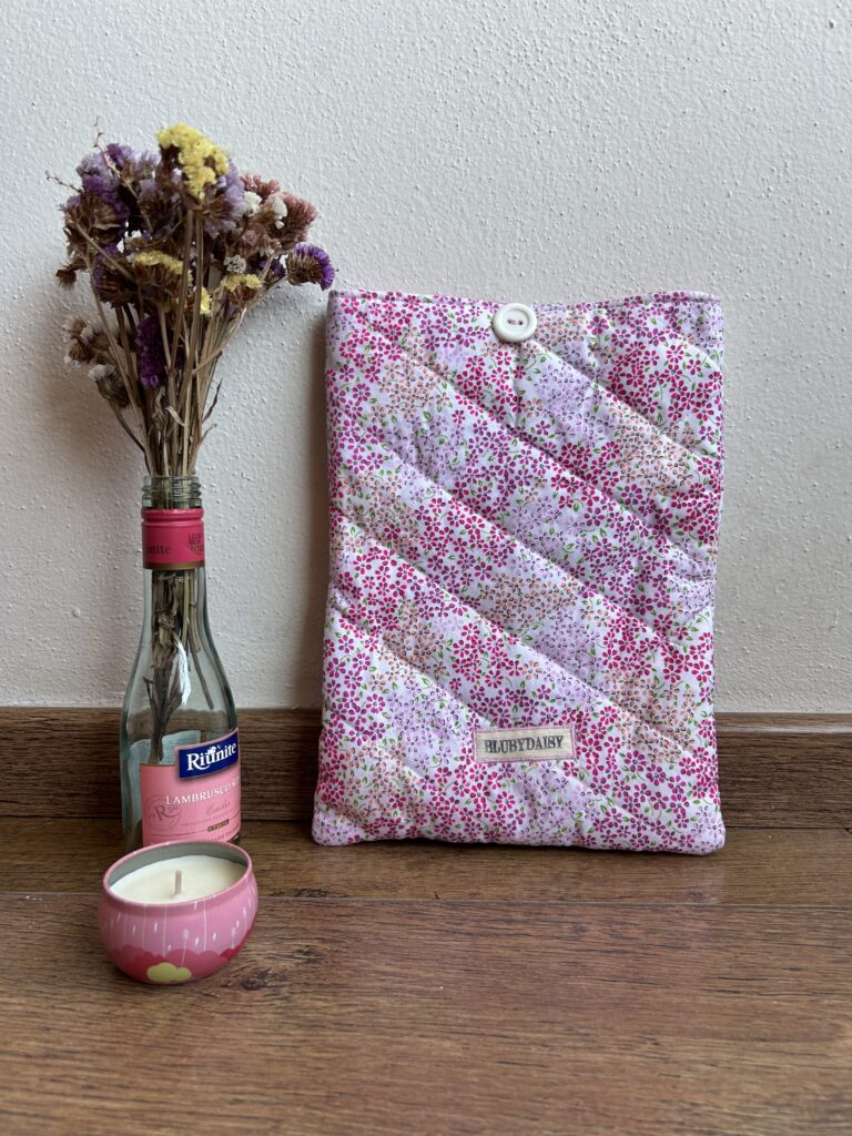 FUNDA PARA IPAD FLORES PEQUEÑAS ROSAS