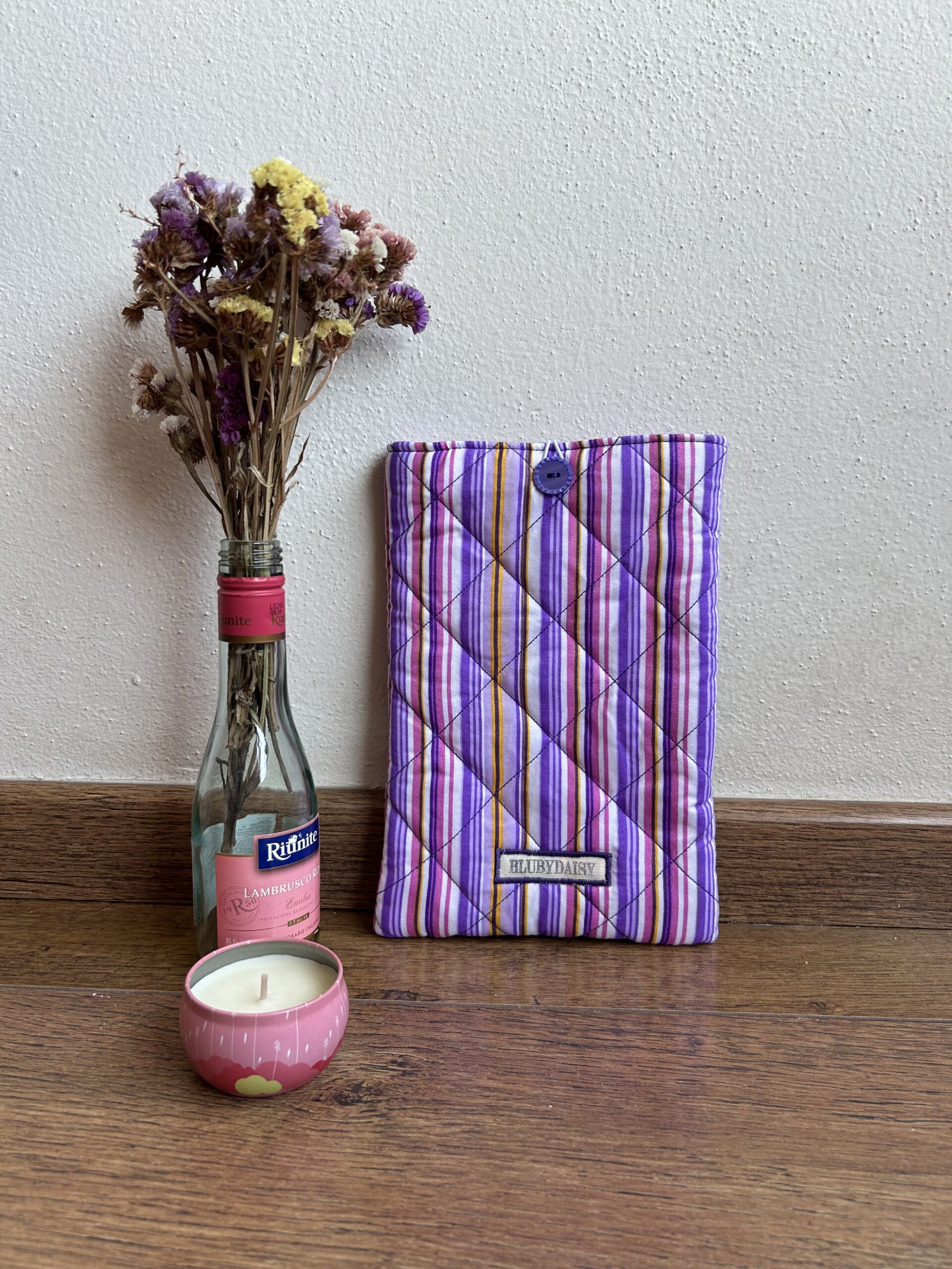 FUNDA PARA LIBRO RAYAS MORADAS scaled
