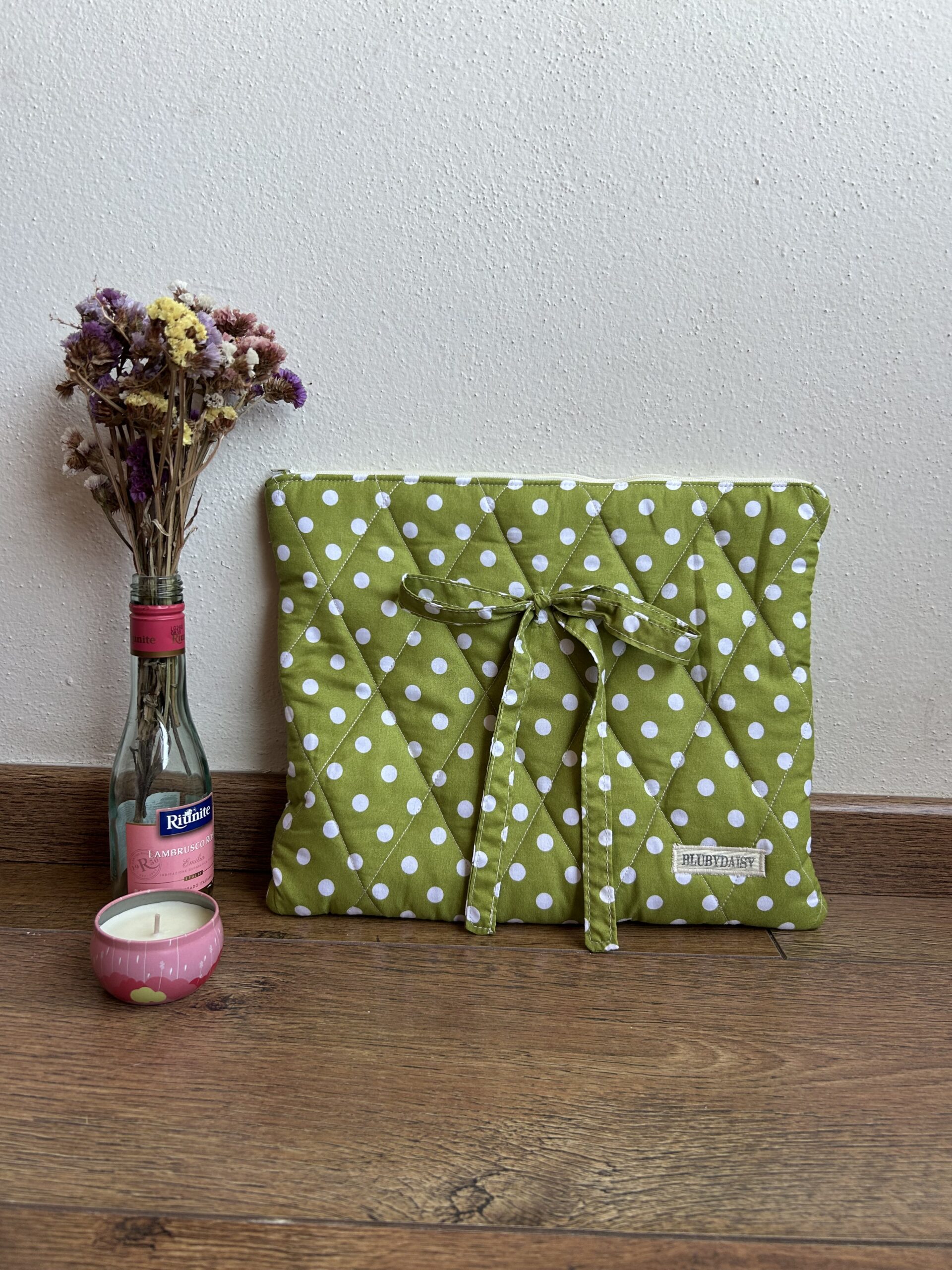 FUNDA PARA MAC 13 PULGADAS POLKA DOTS VERDE scaled